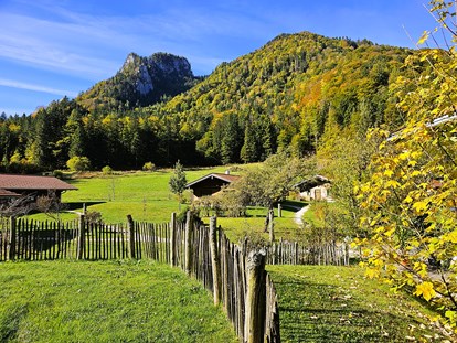 Hüttendorf - Backrohr - Voggenberg - Chalets im Herbst mit dem Unternberg  - Chalets&Suiten Beim Waicher