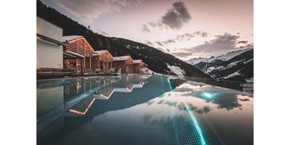 Hüttendorf - Pools: Infinity Pool - Tobadill - Sommer wie Winter traumhafte Momente genießen in unserem beheizten Infinitypool - Boutique Hotel und Chalets Bergwiesenglück