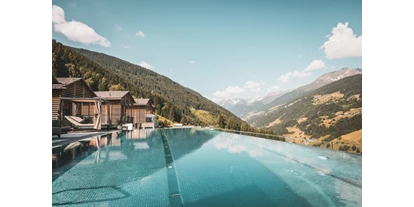 Hüttendorf - Pools: Infinity Pool - Pettneu am Arlberg - Traumhafter Ausblick von unserem Infinity Pool. - Boutique Hotel und Chalets Bergwiesenglück