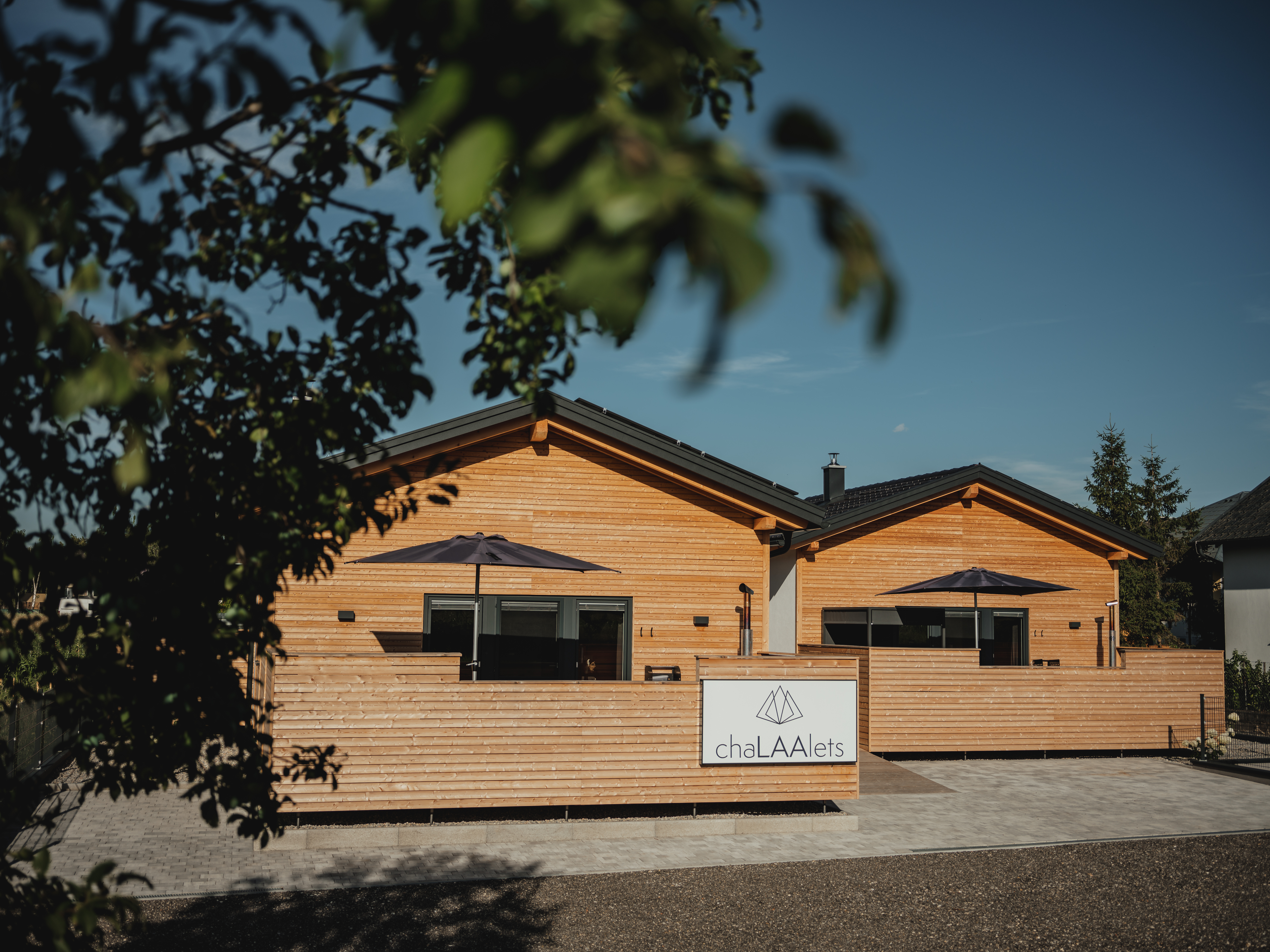 Chalet - links - Chalet PEPPERL
rechts - Chalet EDITH - chaLAAlets