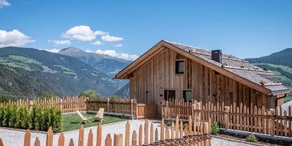 Hüttendorf - Doppelbett - St. Martin in Passeier - Ausblick Garten - Dilia Dolomites