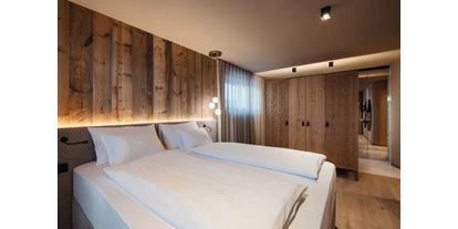 Hüttendorf - Wellnessbereich: in Chalets - Innerschmirn - Schlafzimmer 1 -  Pescosta Chalet Luxury Living