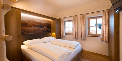 Hüttendorf - Doppelbett - Weißpriach - Schlafzimmer Chalet - EDELWEISS CHALETS Zauchensee