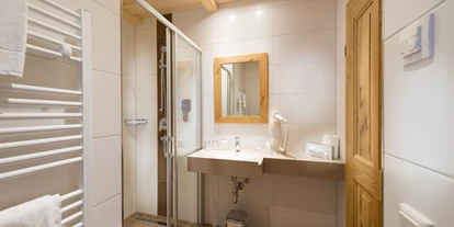 Hüttendorf - Doppelbett - Mandling - Eines der Badezimmer im Chalet - EDELWEISS CHALETS Zauchensee