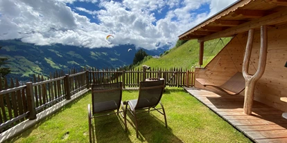 Hüttendorf - Kinderhochstuhl - Matreiwald - Terrasse im Romantik-Chalet Waldschlössl - Ferienhütten Tirol