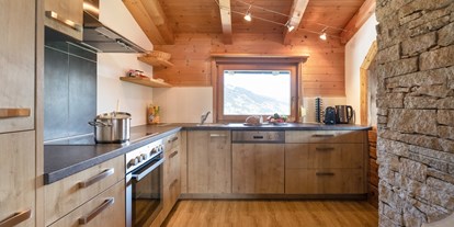 Hüttendorf - zustellbares Kinderbett - Stumm - Küche in der Panoramahütte - Ferienhütten Tirol