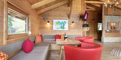 Hüttendorf - zustellbares Kinderbett - Stumm - Wohnbereich in der Panoramahütte - Ferienhütten Tirol