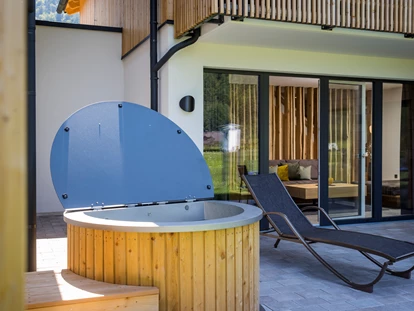 Hüttendorf - Einzelbett - Salzberg - Hot Tube auf der Terrasse mit weichen Perlwasser für eine schöne Haut - DAS Hintersee****
