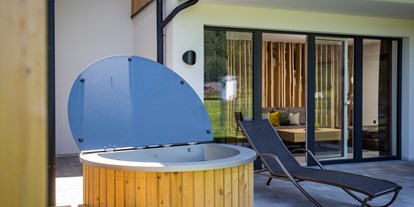 Hüttendorf - Schwerpunkt: Urlaub mit Hund - PLZ 8971 (Österreich) - Hot Tube auf der Terrasse mit weichen Perlwasser für eine schöne Haut - DAS Hintersee****