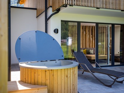 Hüttendorf - Spielplatz - Hot Tube auf der Terrasse mit weichen Perlwasser für eine schöne Haut - DAS Hintersee****