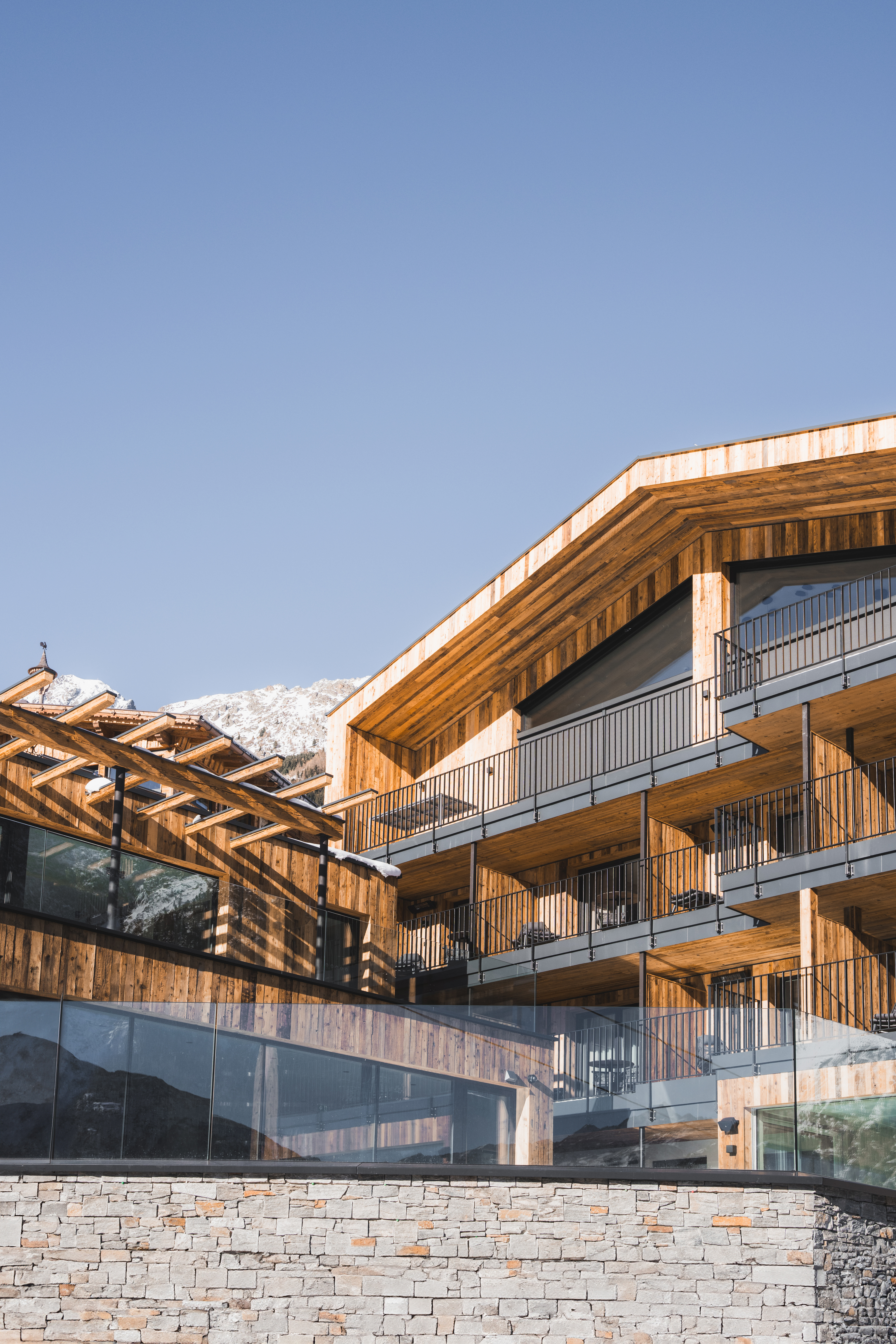 Hüttendorf: Chalets & Aparthotel Grünwald Resort Sölden mit Pool an der Piste