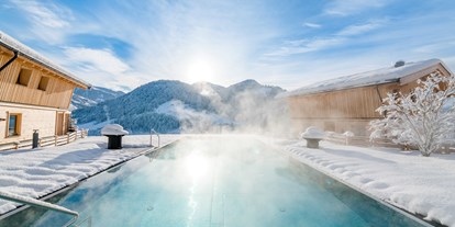 Hüttendorf - Vegan - Fieberbrunn - Infinity Pool im Winter - Beim Hochfilzer-Hotel & Premium Chalets ****s