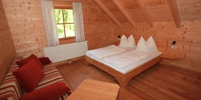 Hüttendorf - Doppelbett - Schattenberg (Lassing) - Eines der vielen Schlafzimmer - Hüttendorf Pruggern