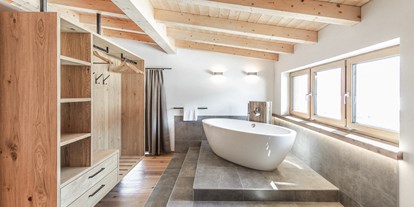 Hüttendorf - Sauna: im Chalet - Liesing (Lesachtal) - Badewanne im Dachgeschoss - Im Franzerl am Weissensee