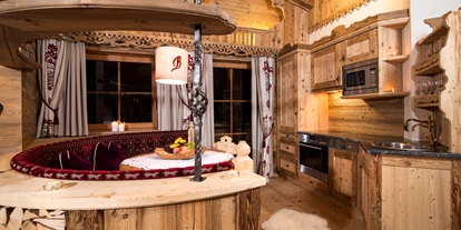 Hüttendorf - Sauna: im Chalet - Thalbach - Essecke in der Suite - Luxuschalet Bischofer-Bergwelt