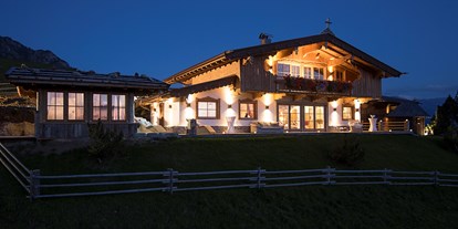 Hüttendorf - Typ: Lodge - Pertisau - Wellnesshaus bei Nacht - Luxuschalet Bischofer-Bergwelt