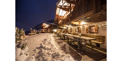 Hüttendorf - Schwerpunkt: Skiurlaub - Thaur - Chalet beleuchtet bei Nacht - Luxuschalet Bischofer-Bergwelt
