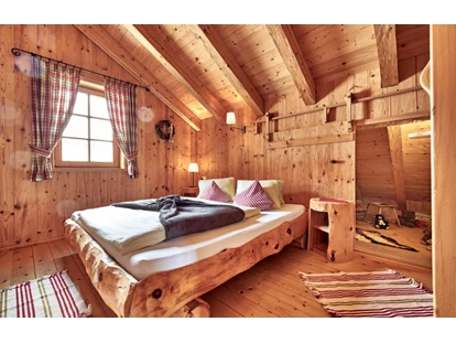 Hüttendorf - Backrohr - Imst - Schlafzimmer Komfort -Almhütte dahinter die Bärenhöhle, Spiel und Schlafraum für die Kids - Almhütten Moll am Haldensee