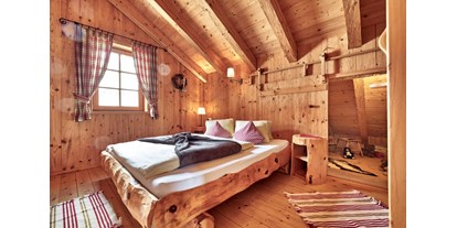 Hüttendorf - zustellbares Kinderbett - PLZ 6604 (Österreich) - Schlafzimmer Komfort -Almhütte dahinter die Bärenhöhle, Spiel und Schlafraum für die Kids - Almhütten Moll am Haldensee