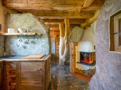 Hüttendorf - Hot Tub: beim Chalet - Schlierenzau - Küchenbereich Wildererhütte dahinter das Bad - Almhütten Moll am Haldensee