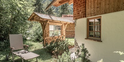 Hüttendorf - Sauna: im Chalet - PLZ 6652 (Österreich) - Sichtschutz Felsenhütte - Almhütten Moll am Haldensee