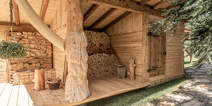 Hüttendorf - zustellbares Kinderbett - PLZ 6553 (Österreich) - Brennholzlager beim Fahrradstadel - Almhütten Moll am Haldensee