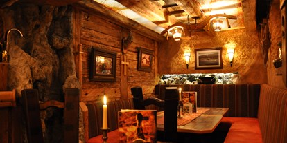 Hüttendorf - Bar/Pub - Stöcklweingarten - Erdhäuser und Suiten im Hobbit-Style