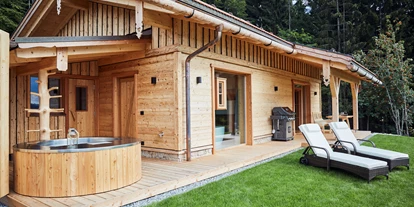 Hüttendorf - Kachelofen - Poing (Kallham) - Außenwhirlpool 24h beheizt
Finnische Sauna 

eigenen Napoleon-Gasgrill für gemütliche Grillabende auf der eigenen Terrasse - Dreisessel-Chalets 