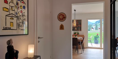 Hüttendorf - Doppelbett - Birnbaum - Gang mit Blick in Küche & Ausblick auf St. Jakob - Lodge Mira - TYROL PURElife Lodges 