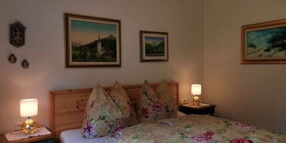 Hüttendorf - Parkgarage - Innerrotte - Schlafzimmer 2 (erster Stock) - Lodge Mira  - TYROL PURElife Lodges 