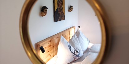 Hüttendorf - zustellbares Kinderbett - Prappernitze - Detailaufnahme Schlafzimmer 4 - Lodge Sirius  - TYROL PURElife Lodges 