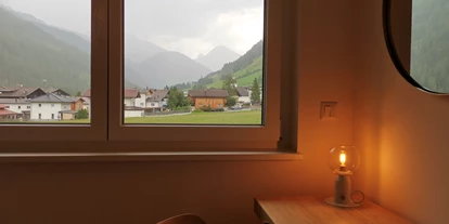 Hüttendorf - Doppelbett - Göriach (Dölsach) - Arbeitsplatz im Raum der Infrarotkabine mit Blick auf St. Jakob & der Bergwelt (erster Stock) - Lodge Sirius  - TYROL PURElife Lodges 