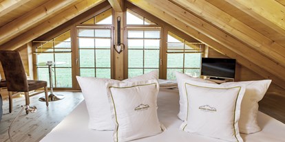 Hüttendorf - Vegetarisch - Ainring - Einige Chalets verfügen neben dem Zirbenholz-Schlafzimmer über eine zusätzliche Entspannungsmöglichkeit im beheizten Wasserbett.  - Bayern Chalets