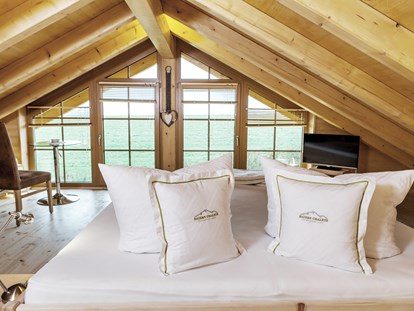 Hüttendorf - Einige Chalets verfügen neben dem Zirbenholz-Schlafzimmer über eine zusätzliche Entspannungsmöglichkeit im beheizten Wasserbett.  - Bayern Chalets