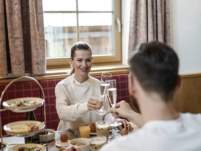 Hüttendorf - Schwerpunkt: Romantikurlaub - Hallein - Das tägliche Frühstück ins Chalet serviert, ist im Preis inklusive.  - Bayern Chalets