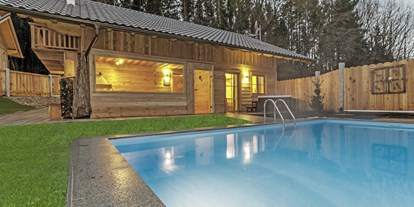 Hüttendorf - Sauna: im Chalet - Reit im Winkl - Unser Pool-Chalet mit ganzjährig beheiztem Außenpool im Chaletgarten. - Bayern Chalets