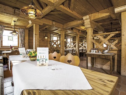 Hüttendorf - Restaurant - Baum - Das Chaletrestaurant hat täglich, ohne Ruhetag für Sie geöffnet.  - Bayern Chalets