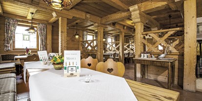 Hüttendorf - Schwerpunkt: Wellnessurlaub - PLZ 5452 (Österreich) - Das Chaletrestaurant hat täglich, ohne Ruhetag für Sie geöffnet.  - Bayern Chalets