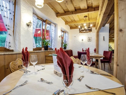 Hüttendorf - Schwerpunkt: Romantikurlaub - Hallein - Das Chaletrestaurant hat täglich, ohne Ruhetag für Sie geöffnet.  - Bayern Chalets