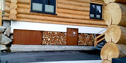 Hüttendorf - Rauchen: nur im Freien erlaubt - PLZ 6481 (Österreich) - TyroLadis Eingang - TyroLadis 