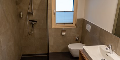 Hüttendorf - Doppelbett - Nenzing - Badezimmer - Woodpecker Chalets