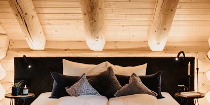 Hüttendorf - Doppelbett - Mandling - Schlafzimmer Black Bear - WoodRidge Luxury Chalets
