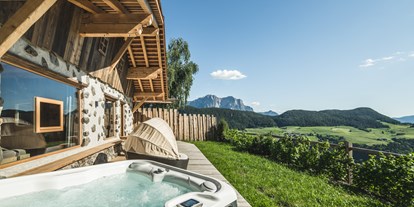 Hüttendorf - Whirlpool: beim Chalet - Tisens-Prissian - Chalet Resort - ZU KIRCHWIES