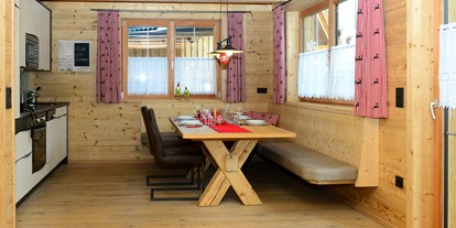 Hüttendorf - Typ: Selbstversorgerhütte - Karres - Wohnküche in den großen Hütten -  Lechtal Chalets