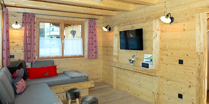 Hüttendorf - SAT TV - Köfels - Wohnbereich in den großen Hütten -  Lechtal Chalets