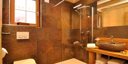 Hüttendorf - Einzelbett - Untergiblen - jeweils 2 Badezimmer in den großen Hütten -  Lechtal Chalets