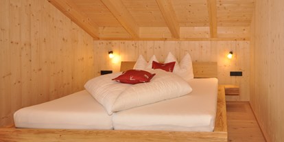 Hüttendorf - SAT TV - Wald am Arlberg - jeweils 2 Doppelzimmer in den großen Hütten -  Lechtal Chalets