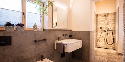 Hüttendorf - Typ: Luxuschalet - Balderschwang - Badezimmer mit Zugang zur privaten Sauna - DIE ZWEI Sonnen Chalets