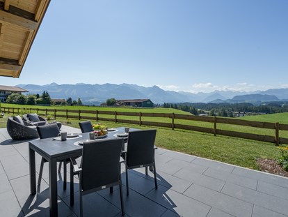 Hüttendorf - Kinderhochstuhl - Tiroler Oberland - Sonnenterrasse mit Panoramablick - DIE ZWEI Sonnen Chalets