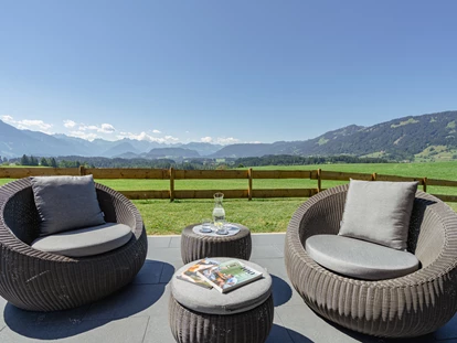 Hüttendorf - Sonnenterrasse - Untergarten - gemütliche Loungemöbel auf der Terrasse - DIE ZWEI Sonnen Chalets